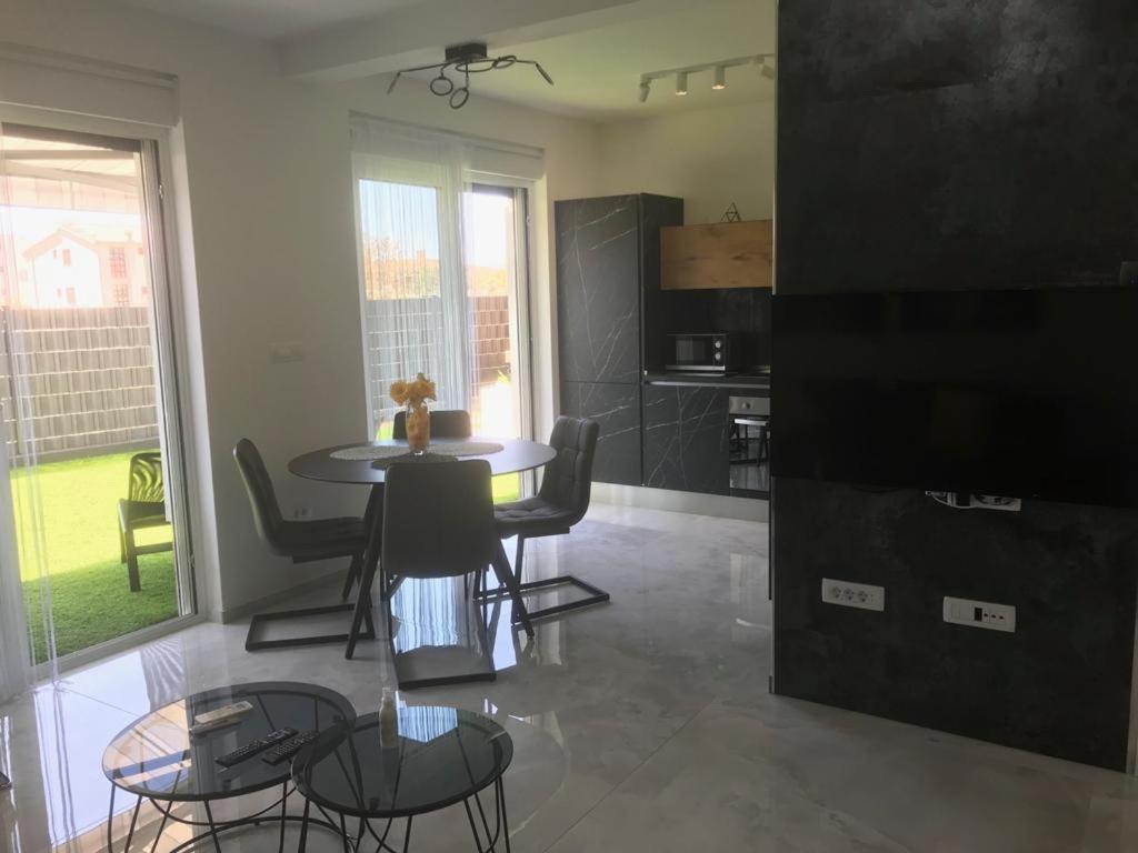 טרוגיר Hedonist-Luxury 2 Bedroom Apartment With Private Hot Tub, Garden And Free Parking מראה חיצוני תמונה