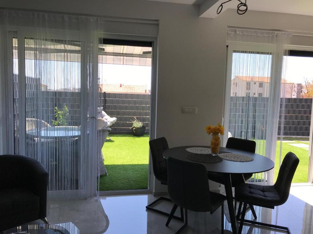 טרוגיר Hedonist-Luxury 2 Bedroom Apartment With Private Hot Tub, Garden And Free Parking מראה חיצוני תמונה