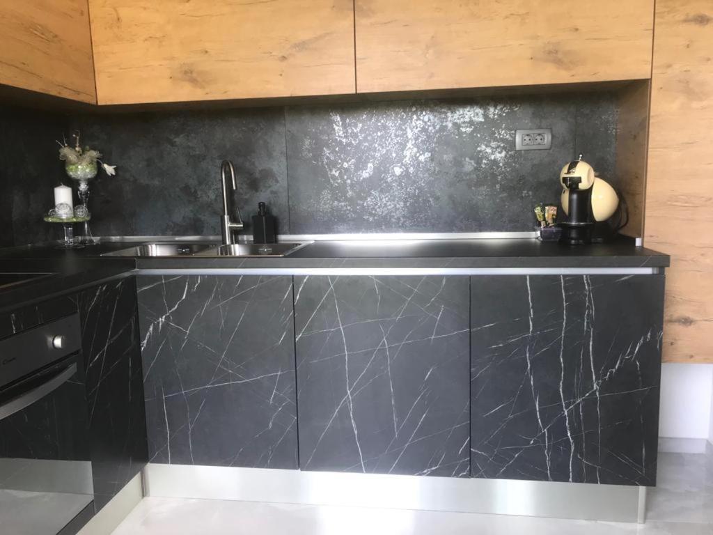 טרוגיר Hedonist-Luxury 2 Bedroom Apartment With Private Hot Tub, Garden And Free Parking מראה חיצוני תמונה