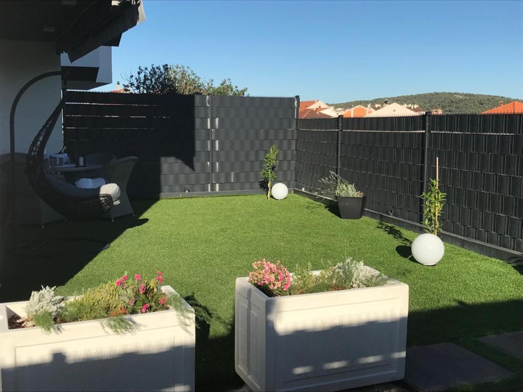 טרוגיר Hedonist-Luxury 2 Bedroom Apartment With Private Hot Tub, Garden And Free Parking מראה חיצוני תמונה