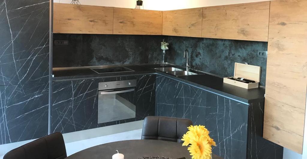 טרוגיר Hedonist-Luxury 2 Bedroom Apartment With Private Hot Tub, Garden And Free Parking מראה חיצוני תמונה