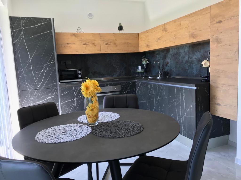 טרוגיר Hedonist-Luxury 2 Bedroom Apartment With Private Hot Tub, Garden And Free Parking מראה חיצוני תמונה