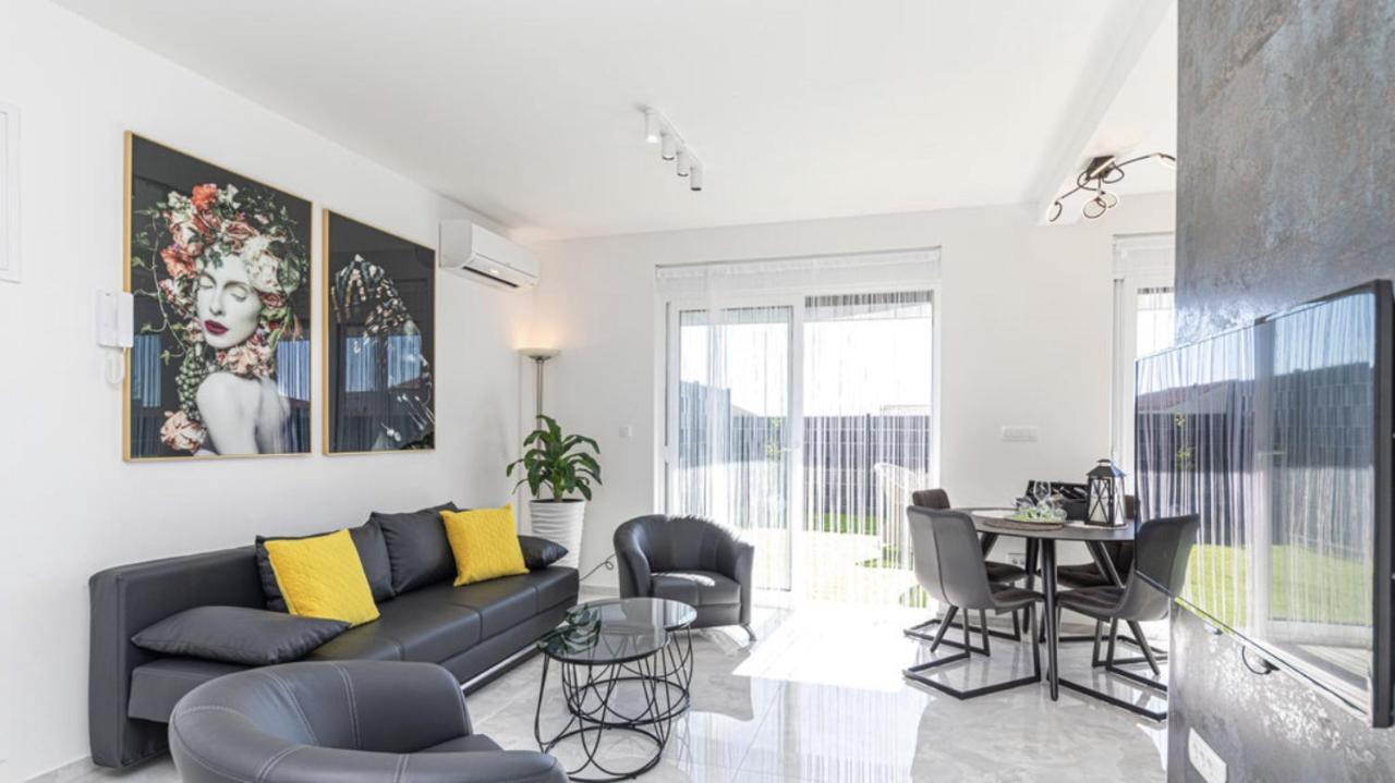 טרוגיר Hedonist-Luxury 2 Bedroom Apartment With Private Hot Tub, Garden And Free Parking מראה חיצוני תמונה