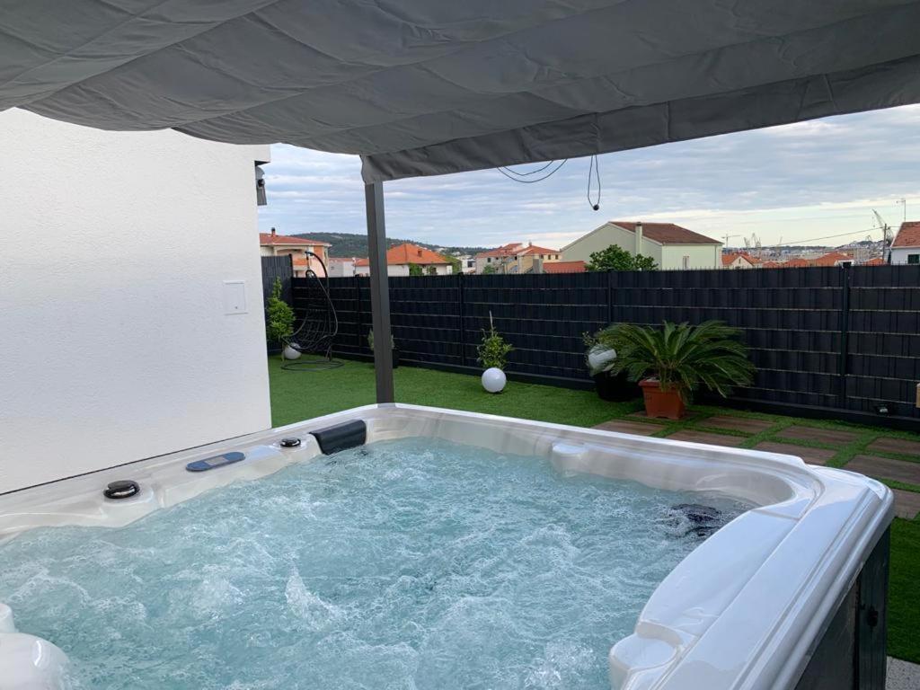 טרוגיר Hedonist-Luxury 2 Bedroom Apartment With Private Hot Tub, Garden And Free Parking מראה חיצוני תמונה