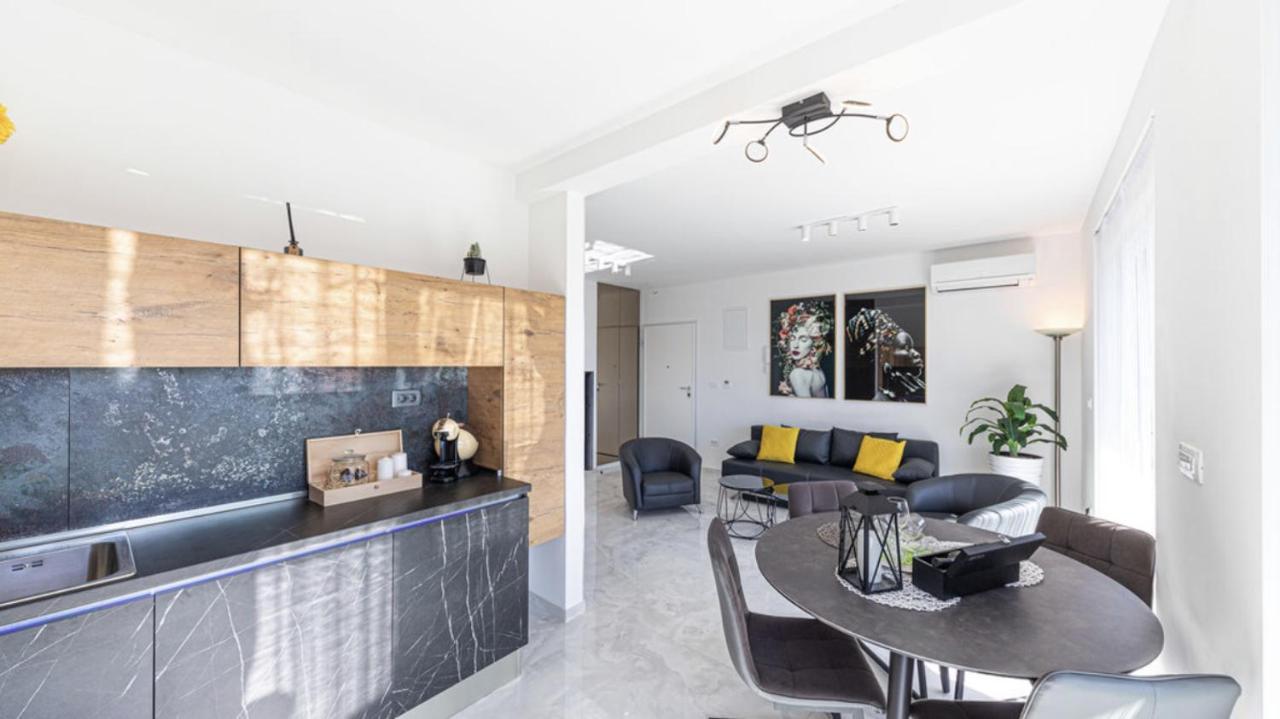 טרוגיר Hedonist-Luxury 2 Bedroom Apartment With Private Hot Tub, Garden And Free Parking מראה חיצוני תמונה
