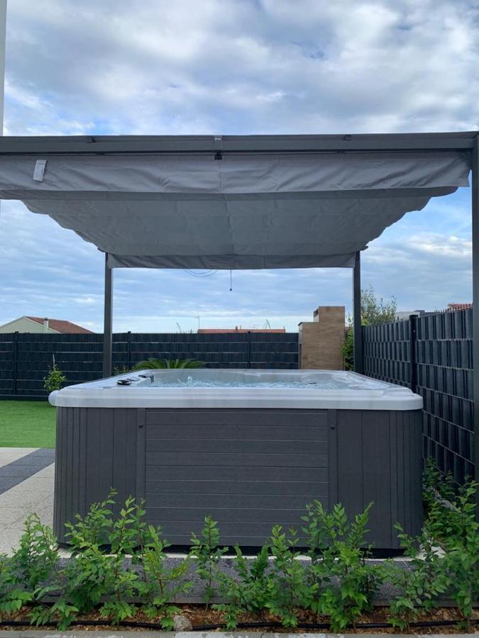 טרוגיר Hedonist-Luxury 2 Bedroom Apartment With Private Hot Tub, Garden And Free Parking מראה חיצוני תמונה