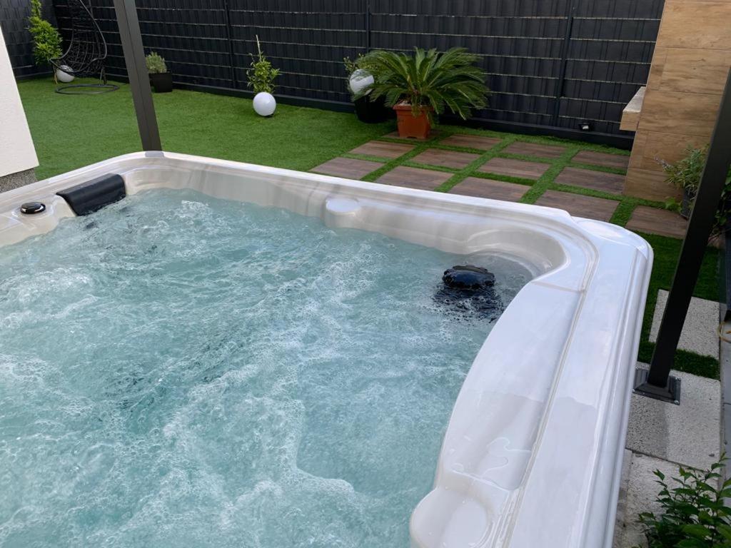 טרוגיר Hedonist-Luxury 2 Bedroom Apartment With Private Hot Tub, Garden And Free Parking מראה חיצוני תמונה