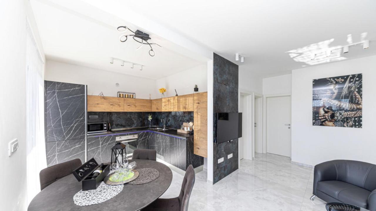 טרוגיר Hedonist-Luxury 2 Bedroom Apartment With Private Hot Tub, Garden And Free Parking מראה חיצוני תמונה